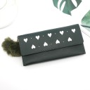 Carteira longa feminina com aba e corações brancos Tachas metálicas pequenas Pompom peludo com corrente Couro sintético 19 x 9,5 x 1,5 1