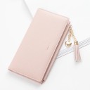 Carteira longa feminina com pompom e pendente em forma de coração. Forma retangular fina com fecho, em pele PU e poliéster, 19,1 x 10,2 3