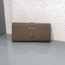 Carteira longa feminina em pele e poliéster com aba e fivela metálica Superfície texturizada Formato slim Acessório elegante para a bolsa 4