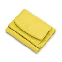 Carteira mini feminina de couro genuíno Formato compacto dobrável com aba Superfície texturada Bordas costuradas Dimensões 10 x 7 x 3 cm 9