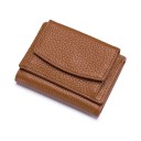 Carteira mini feminina de couro genuíno Formato compacto dobrável com aba Superfície texturada Bordas costuradas Dimensões 10 x 7 x 3 cm 3