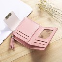 Carteira pequena feminina com pompom e aba com estampa de raminhos. Moldura dourada com detalhe de folha. Couro PU e poliéster. 12,5 x 9 x 7