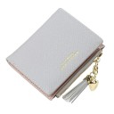 Carteira pequena feminina com pompom e pendente dourado em forma de coração Zip na lateral Couro sintético com textura suave Dimensões 11 x 5