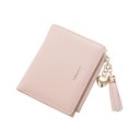 Carteira pequena feminina com pompom e pendente dourado em forma de coração Zip na lateral Couro sintético com textura suave Dimensões 11 x 6