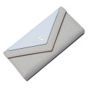 Cartera de mujer en forma de sobre de cuero PU Solapa bicolor con triángulo metálico Acabado texturizado suave Dimensiones 18,8 x 9 x 3 cm 3