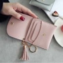 Cartera de viaje mini para mujer de cuero PU con solapa Cierre a presión Compartimentos para tarjetas Fleco decorativo y anillo 9