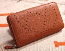 Cartera larga para dama de piel auténtica con cremallera alrededor Superficie granulada con perforación decorativa Forma plana 2