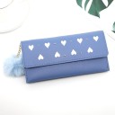 Cartera larga para damas con tapa y corazones blancos Tachuelas metálicas pequeñas Pompón de peluche en cadena Cuero sintético 19 x 9,5 4