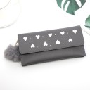 Cartera larga para damas con tapa y corazones blancos Tachuelas metálicas pequeñas Pompón de peluche en cadena Cuero sintético 19 x 9,5 6