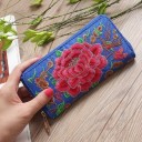 Cartera larga para mujer con bordado colorido de una gran flor y ramas florecidas Cierre con cremallera Dimensiones 19 x 9,5 x 2 cm 3