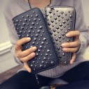 Cartera larga para mujer con cremallera decorada con tachuelas metálicas Combinación de tachuelas en forma de pirámide y redondas Cuero 3