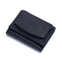 Cartera mini para dama de cuero genuino Forma compacta y plegable con solapa Superficie granulada Bordes cosidos Dimensiones 10 x 7 x 3 1