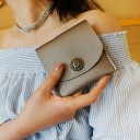 Cartera mini para mujer de cuero PU Solapa redondeada con botón metálico decorativo en forma de flor Forma cuadrada Dimensiones 10 x 10 x 2 cm 2