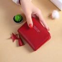 Cartera mini para mujer de cuero sintético Cierre con zipper Llavero con borlón y estrellita Inscripción pequeña en la parte frontal 10 3