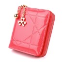 Cartera pequeña de mujer brillante de cuero PU con patrón geométrico en relieve Cierre con cremallera Llavero decorativo con cadena 13 x 10 x 3 2