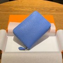 Cartera pequeña de mujer de cuero genuino Cierre de cremallera Superficie granulada Asa de cuero en el tirador Esquinas redondeadas Tamaño compacto 9