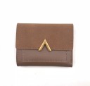 Cartera pequeña para dama con solapa de aspecto de ante y adorno dorado en forma de V. Parte frontal acolchada de cuero PU. Dimensiones 2