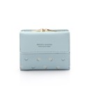 Cartera pequeña para mujer con estampado de pequeñas flores Cierre metálico en la parte superior Solapa delantera Cuero sintético 5