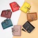 Cartera pequeña para mujer de cuero PU con cierre en la parte delantera con lazo Zip lateral con borlón Adorno metálico y tira a rayas 12,5 x 8