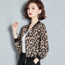 Casaco bomber curto feminino com padrão de leopardo Colarinho de ribana preta punhos e barra inferior Fecho de correr Poliéster 3