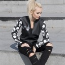 Casaco bomber preto de primavera para senhora com estampas de caveiras nas mangas Fecho com zip Motivo de mãos esqueléticas na frente e inscrição 2