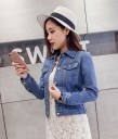 Casaco curto de primavera para senhora em estilo de ganga com colarinho Corte justo e bolsos no peito com aba Feito de poliéster e elastano 16