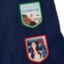 Casaco de corrida azul escura com emblemas nas mangas e faixa vermelho-branca na frente com gola alta com fecho de correr e punhos elásticos 8