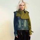 Casaco de ganga feminino com elementos de trench coat Corte assimétrico Gola alta Lapela no peito Ombreiras Manga com fivela Em 4