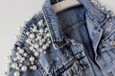 Casaco de ganga feminino decorado com pérolas e pedras brilhantes nos ombros Corte clássico com bolsos de peito Fecho com botões Azul Algodão 4