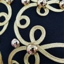 Casaco de primavera feminino preto em estilo hussardo com cordão dourado Botões decorativos brilhantes Gola alta Zíper nas costas Corte curto 4