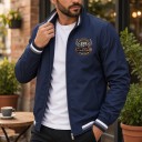 Casaco desportiva masculina com fecho éclair e estampado de moto com asas nas costas e no peito e punhos listrados ao estilo americano 4