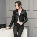 Casaco feminino de pele sintética Preto Fecho de correr diagonal Ombros e mangas acolchoadas Zíperes nas mangas Fivelas laterais Corte curto 2