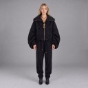 Casaco oversized feminino com gola alta em fecho dourado com puxador decorativo e cordão ajustável com mangas balão e bordado preto 3