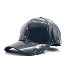 Casquette en cuir brillant T166 1