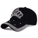 Casquette femme avec couronne de pierres scintillantes Visière ornée de rangées de pierres Sangle réglable avec boucle en métal Tour 2