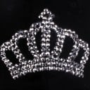 Casquette femme avec couronne de pierres scintillantes Visière ornée de rangées de pierres Sangle réglable avec boucle en métal Tour 12