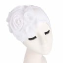 Casquette turban pour femmes avec une grande fleur froncée sur le côté Élégant couvre-chef en coton et polyester Taille universelle 3