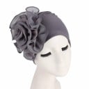 Casquette turban pour femmes avec une grande fleur froncée sur le côté Élégant couvre-chef en coton et polyester Taille universelle 9