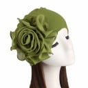 Casquette turban pour femmes avec une grande fleur froncée sur le côté Élégant couvre-chef en coton et polyester Taille universelle 1