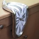 Ceas de birou în formă de cifron care se topește pe marginea unei polițe sau a unei mese Numere romane Corp din plastic Dimensiuni 18 x 12 x 5 8
