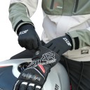 Celoprstové motocyklové rukavice s manžetou cez zápästie v čiernej farbe s bielym potlačou pre jazdu na motocykli univerzálna veľkosť 6