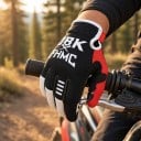 Celoprstové športové rukavice na motokros s bielym potlačou a zosilneným palcom v čiernej farbe s červenými prvkami pre jazdu v teréne 2