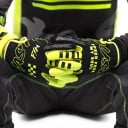 Celoprstové sportovní rukavice na motokros s potiskem a síťovinou mezi prsty v černé barvě s neonově žlutými prvky pro jízdu v terénu 1