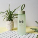 Cestovná fľaša na pitie s nápisom Matný plast Odmerná stupnica Skrutkovacie viečko s pútkom na prenášanie Rozmery 19 x 6,5 cm 4