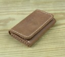 Cestovné puzdro na doklady a karty z pravej kože Klopa s patentkou Výrazné prešívanie silnou niťou Kompaktný rozmer 10,5 x 2 x 6,8 cm 3