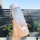 Cestovní lahev na pití s motivem jelena a měsíce Matný plast s barevným přechodem Objem 560 ml Šroubovací víčko s poutkem na přenášení 2