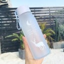 Cestovní lahev na pití s motivem jelena a měsíce Matný plast s barevným přechodem Objem 560 ml Šroubovací víčko s poutkem na přenášení 4