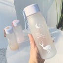 Cestovní lahev na pití s motivem jelena a měsíce Matný plast s barevným přechodem Objem 560 ml Šroubovací víčko s poutkem na přenášení 5