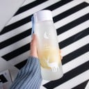 Cestovní lahev na pití s motivem jelena a měsíce Matný plast s barevným přechodem Objem 560 ml Šroubovací víčko s poutkem na přenášení 6