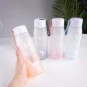 Cestovní lahev na pití s motivem jelena a měsíce Matný plast s barevným přechodem Objem 560 ml Šroubovací víčko s poutkem na přenášení 10